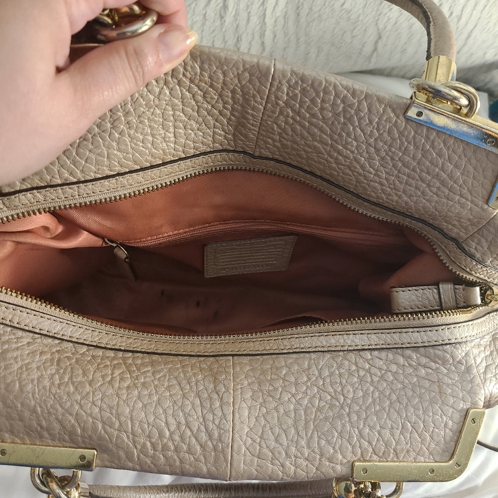 Coach bag in pink pearl color, In Previouly Owned Condition. - Picture 3 of 10